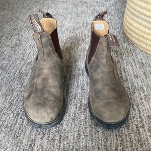 585 blundstone women’s rustic brown Chelsea boot